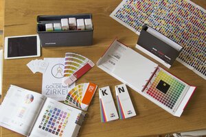 Genormte Farbvorlagen von DCS, Pantone, RAL & HKS